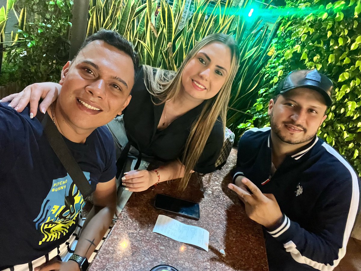 RaFaQQtA's tweet photo. Cena con amigos 🤗 https://t.co/1Upg9toEJy