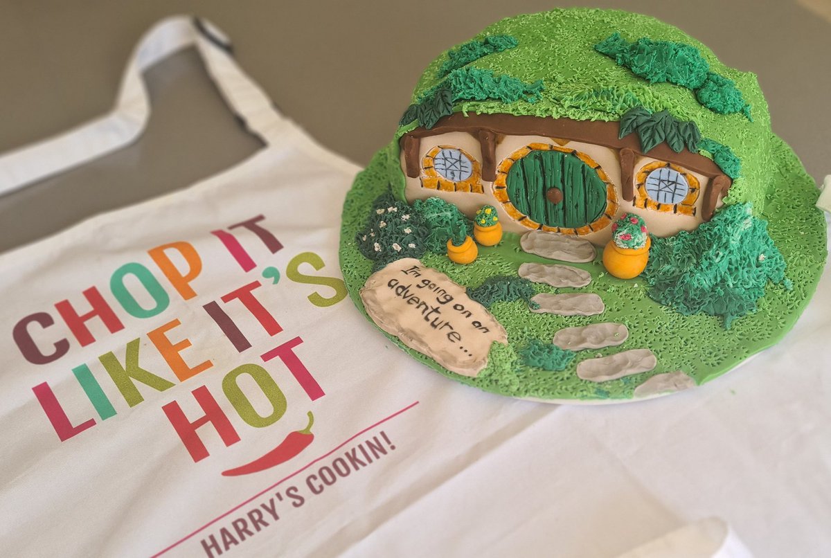 harrybfisher's tweet photo. Tested my old cake decorating skills again today for a Hobbit fan in the family. #sidehustle https://t.co/8NYb5gbXOP