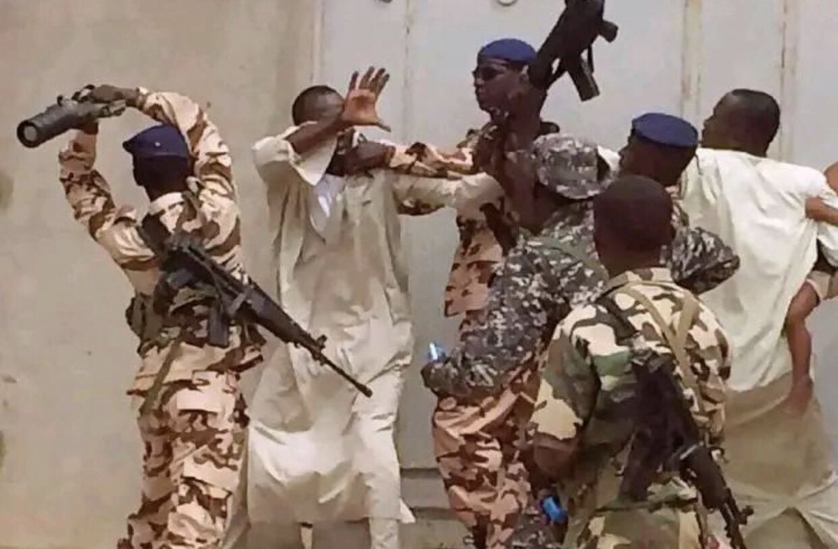 NassourGuevara's tweet image. Cette photo me déchire le cœur 💔. 
Comment qualifier l’incompétence de ces analphabètes sans formation ni éthiques, ni déontologie ? 
Nous tchadiens on a du chemin à faire. Un militaire sans formation est pire qu’une pandémie. 
#Tchad  #adjib