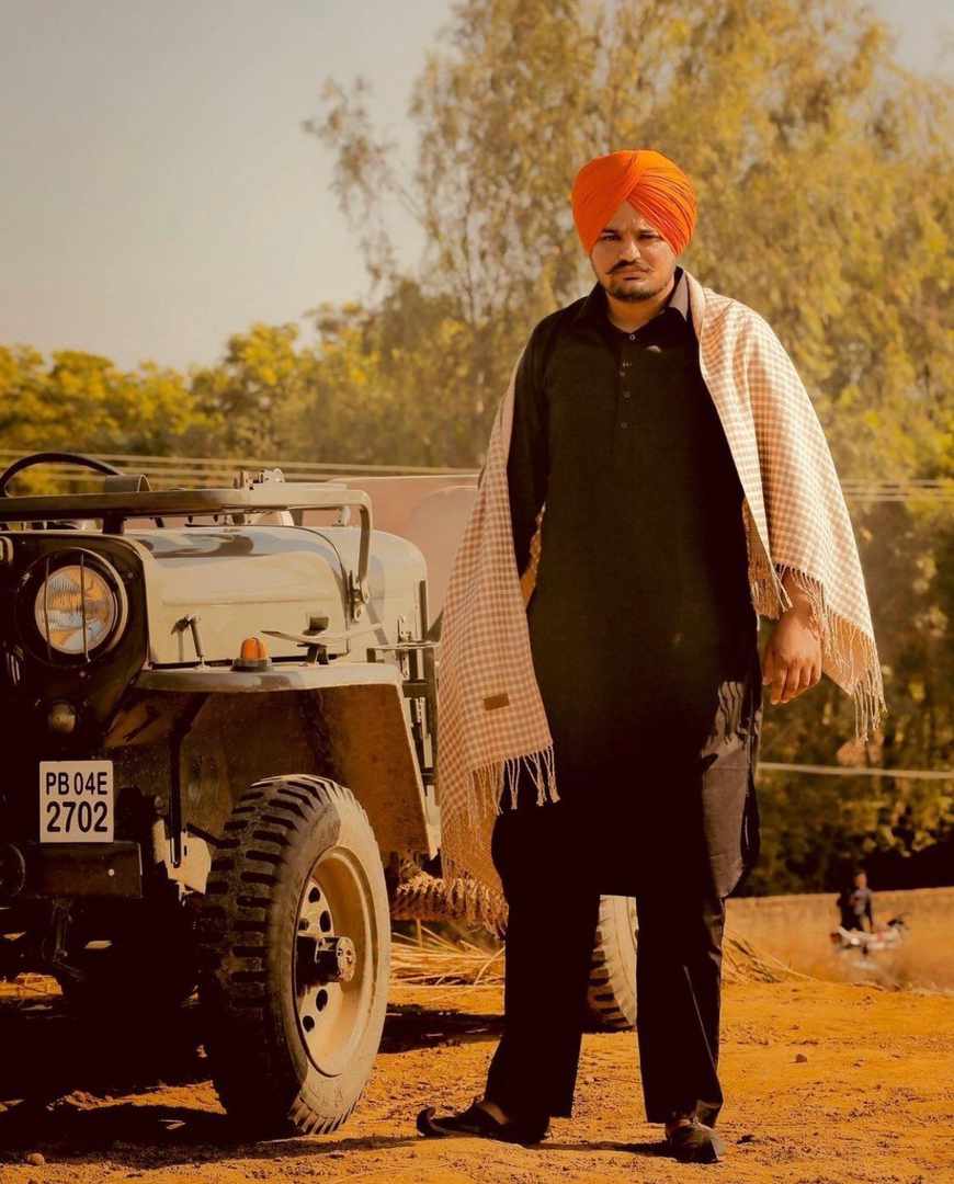 Famous Punjabi singer and rapper Sidhu Moose Wala shot dead in Jawaharke village of Mansa District in Punjab. The singer was in his car driving during the attack. Multiple bullets in the body. Two others injured as well
#sidhumoosewala