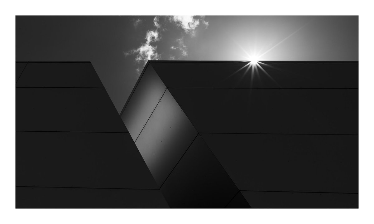 lawsmithphoto's tweet photo. Lines, light, shadow & a sunburst! #hamburg #street #minimalstreet #blackandwhitestreet #urban #architecturephotography #wextweets #fotospeed https://t.co/2KkHDRiin1