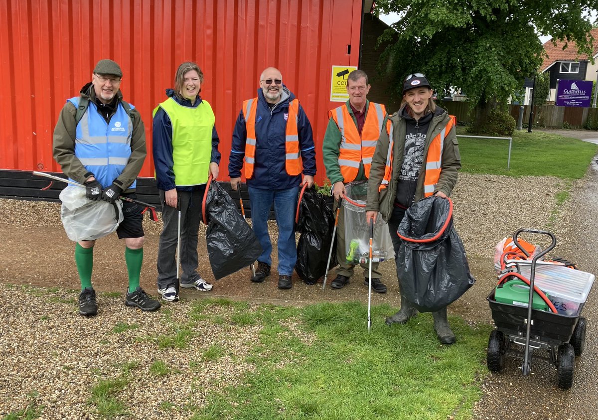 Time to give something back after two butterfly walks this week…
Out with the Red Gables volunteers for a #cleanforthequeen this morning.
@StowmarketTC @PickerelProject @KeepBritainTidy @River_Care @MidSuffolk #PlatinumJubile #PlatinumJubileeCelebration #greensockmovement