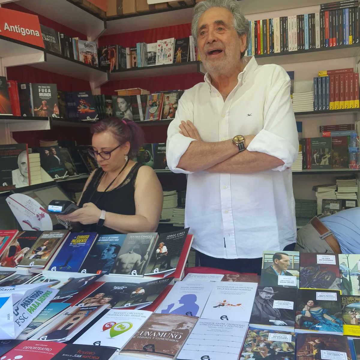 Emeterio Diez Puertas y Jorge Eines firmando "Jorge Eines, una Selva de palabras", hoy, en la Feria del Libro con la editora de ANTÍGONA Conchi Piña.