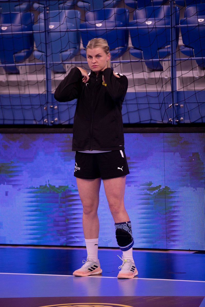rostovhandball's tweet photo. Разминка идет полным ходом 🤾♀️🔥
Настраиваемся на победу 👊
#мыприехаличтобыпобедить #rostovhandball #едемзатрофеем #РОСТОВДОНСУПЕР #ROSTOVDONSUPER #rostovcska #wearehandball #final https://t.co/bl2BIAuzkq