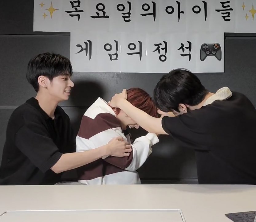 ggulgguck_'s tweet photo. 신성한브이앱에서뭐하시는? https://t.co/1GANDwUCnx
