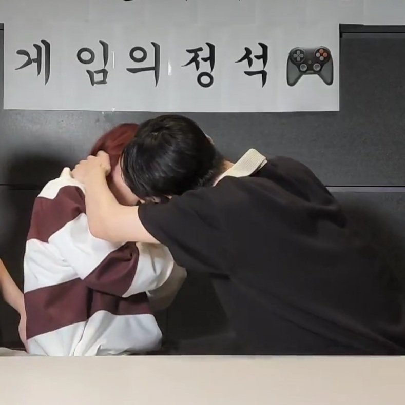 ggulgguck_'s tweet photo. 신성한브이앱에서뭐하시는? https://t.co/1GANDwUCnx
