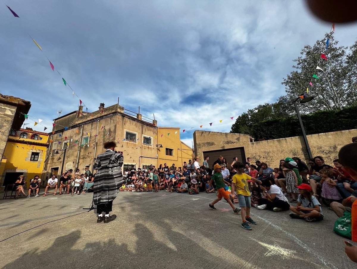 professorkaroli's tweet photo. Karoli l’ home roda Fotos d’ Ahir a la Fira del Clown de Vilanova de la Muga, @miquelbrugat regidor de cultura de @ajperalada.

 acompanyat de en Sabanni 

 #sabanni #teatrefamiliar #vilanovadelamuga  #firadelclown2022 #firadelclown https://t.co/6vLPrSxoUx
