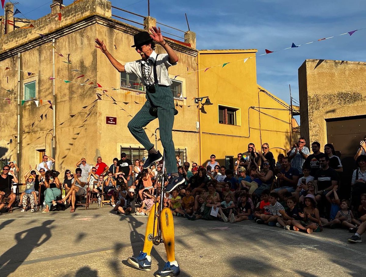 professorkaroli's tweet photo. Karoli l’ home roda Fotos d’ Ahir a la Fira del Clown de Vilanova de la Muga, @miquelbrugat regidor de cultura de @ajperalada.

 acompanyat de en Sabanni 

 #sabanni #teatrefamiliar #vilanovadelamuga  #firadelclown2022 #firadelclown https://t.co/6vLPrSxoUx
