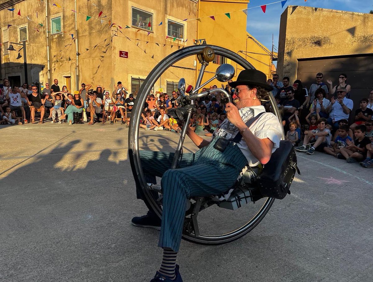 professorkaroli's tweet photo. Karoli l’ home roda Fotos d’ Ahir a la Fira del Clown de Vilanova de la Muga, @miquelbrugat regidor de cultura de @ajperalada.

 acompanyat de en Sabanni 

 #sabanni #teatrefamiliar #vilanovadelamuga  #firadelclown2022 #firadelclown https://t.co/6vLPrSxoUx