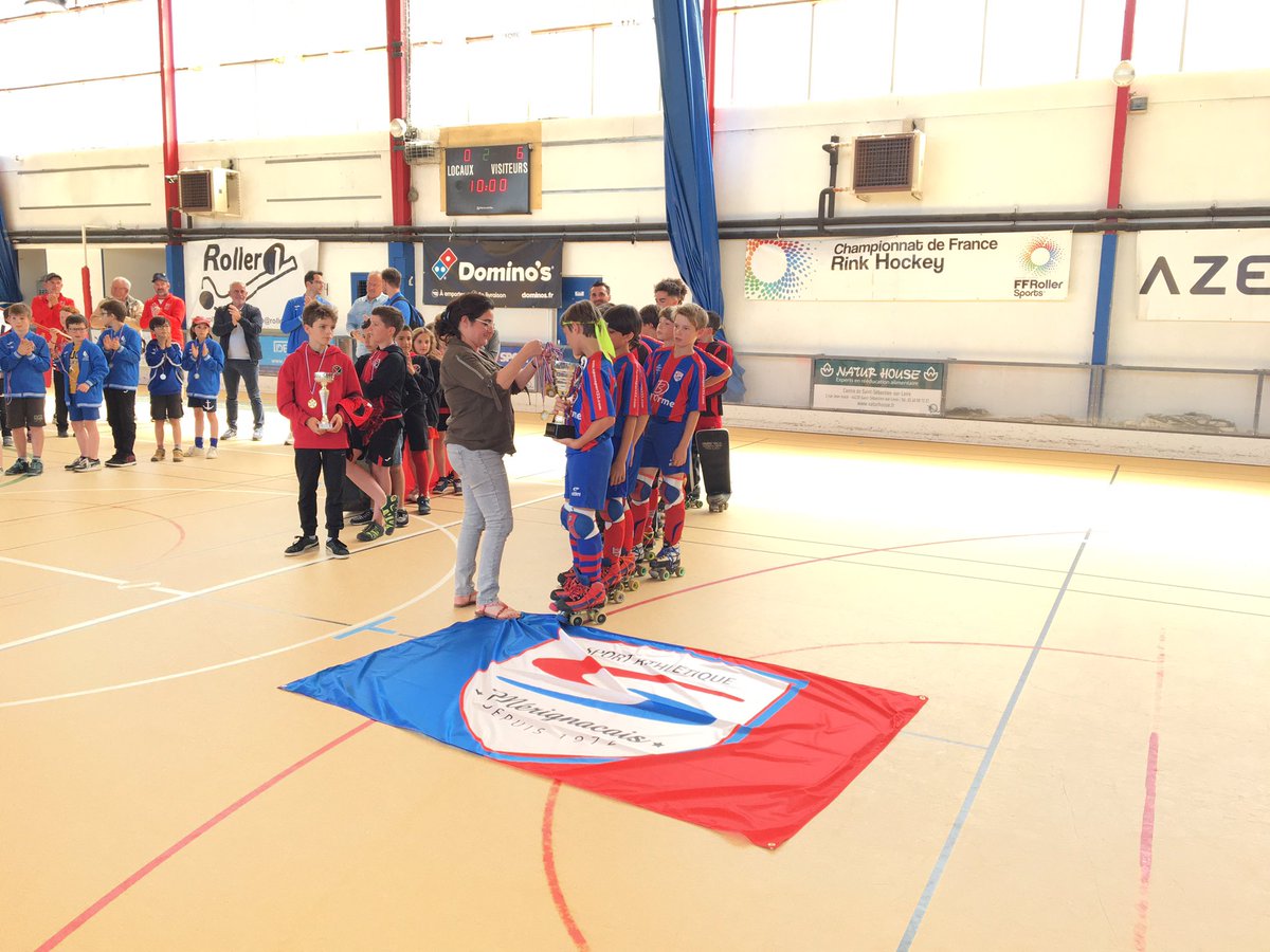 PatJean44's tweet photo. Remise des récompenses pour les rencontres de Rik-Hockey jeunes. #ALSS @stsebsurloire. @LeGendrePhili14 https://t.co/8F8obyS5c0