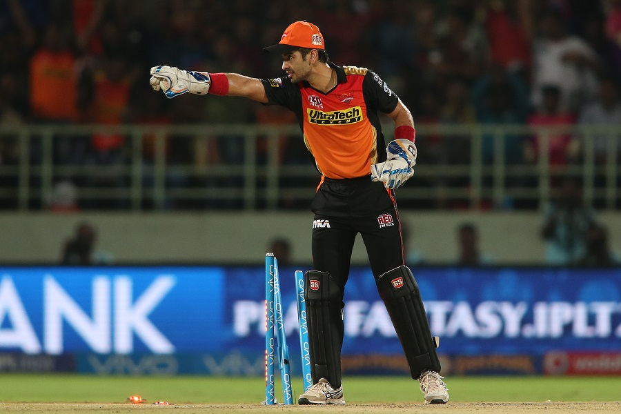 OrangeArmyIPL's tweet photo. This guy Deserves Better Appreciation @namanojha35  for #IPL2016Final Heroics in Wicket Keeping 👏👏

#SRH | #OrangeArmy𓅃 | #OrangeArmy #IPL2022 https://t.co/2ktOmJZOA2