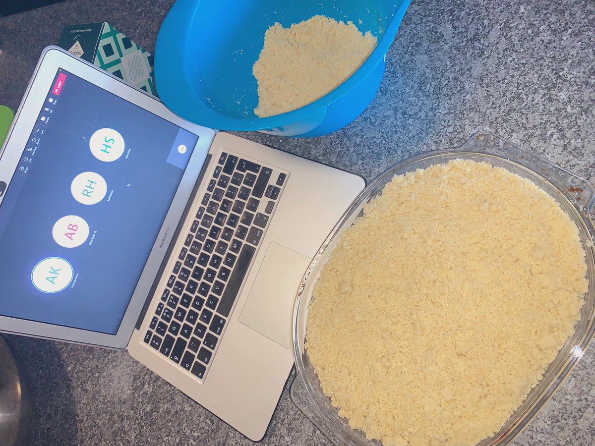 Ysi_Physio's tweet photo. Recognising my happy list can be utilised during the final day of dissertation editing with my group… Making an apple/blackberry crumble with a 2:1 of crumble to apple because that’s how crumbles should be 😋 https://t.co/q5cklJuy6a