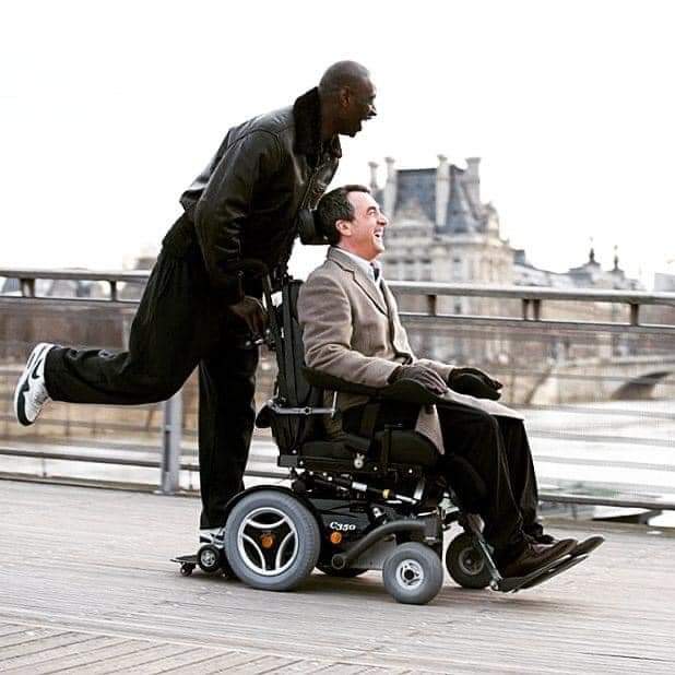 “No esperes que las cosas sean más fáciles, mas simples, mejores. La vida siempre será complicada. Aprende a ser feliz ahora. De otra manera, te quedarás sin tiempo.”

Intocable.