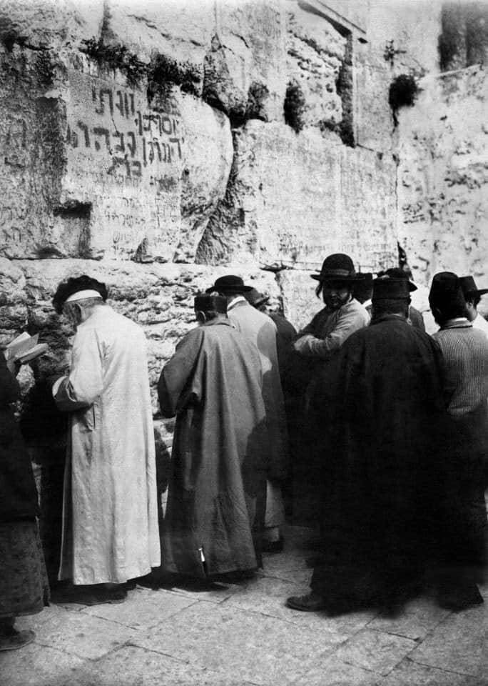 صورة عمرها أكثر من 90 عامًا ليهود أمام حائط المبكى في أورشليم، عاصمة الشعب اليهودي منذ عهد الملك داود….