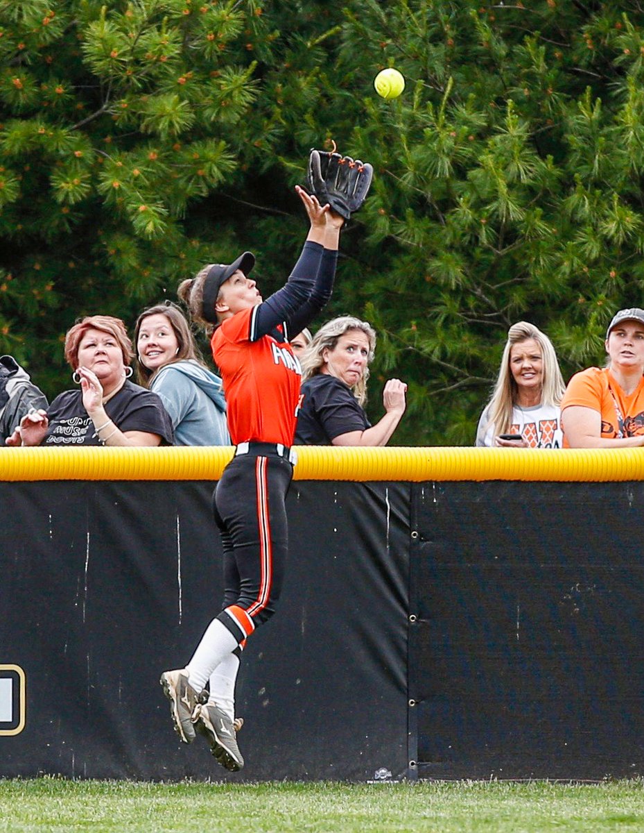 Take a look at 📸 (via <a href="/campbelljenny14/">Jenny Campbell</a>) from <a href="/Burg_fastpitch/">Wheelersburg Softball</a> and <a href="/BlockAtTheRock/">The Block @ The Rock</a>'s meeting a Division III regional final on Saturday.

FULL GALLERY: sosportsauthority.smugmug.com/SOFTBALL/Sprin…