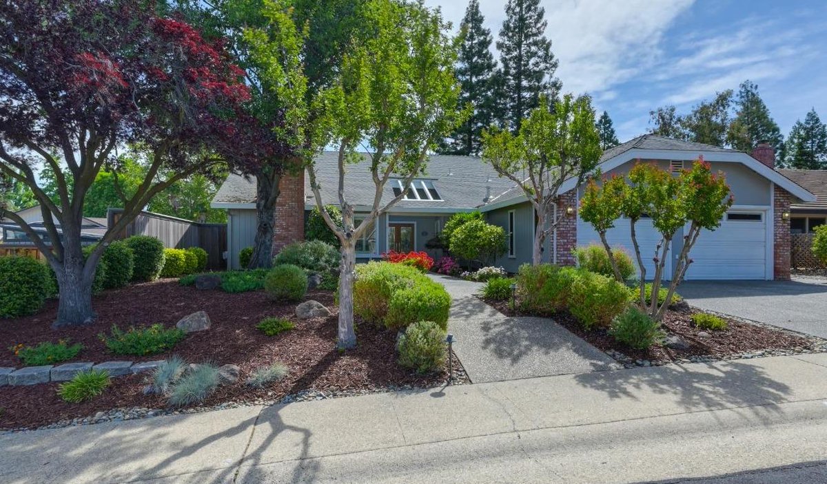Ready to upgrade? Impeccable 3 BD/ 3 BA in Roseville has it all. Call/text/DM me!  cpix.me/l/144306065