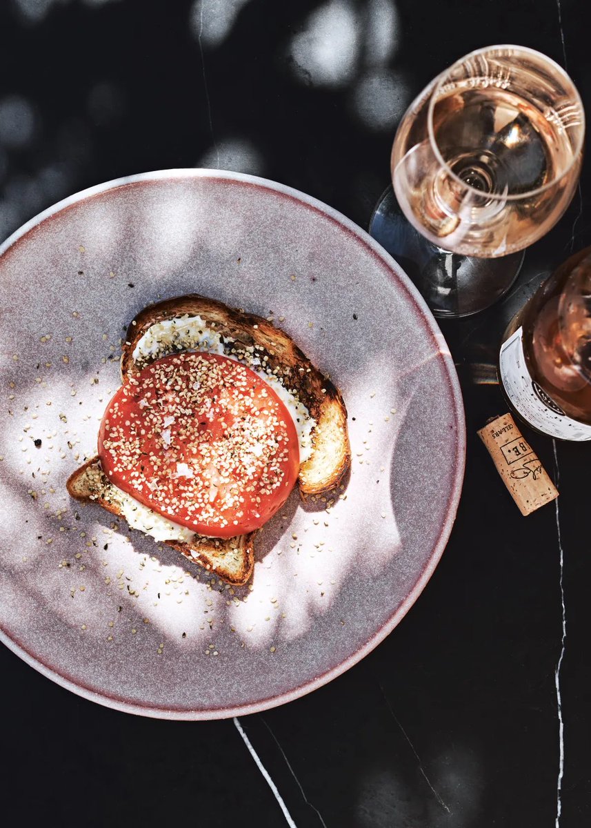 Coolfooddude's tweet photo. Over a hot grill, tomatoes will quickly take on a lot of char and smoky flavour, turning your sandwich into something really special. https://t.co/CCIXVLJ47C @martinsbbq #patmartin #lifeoffire #grilledtomatosandwich #tomatosandwich https://t.co/Ajvgsg5KzA
