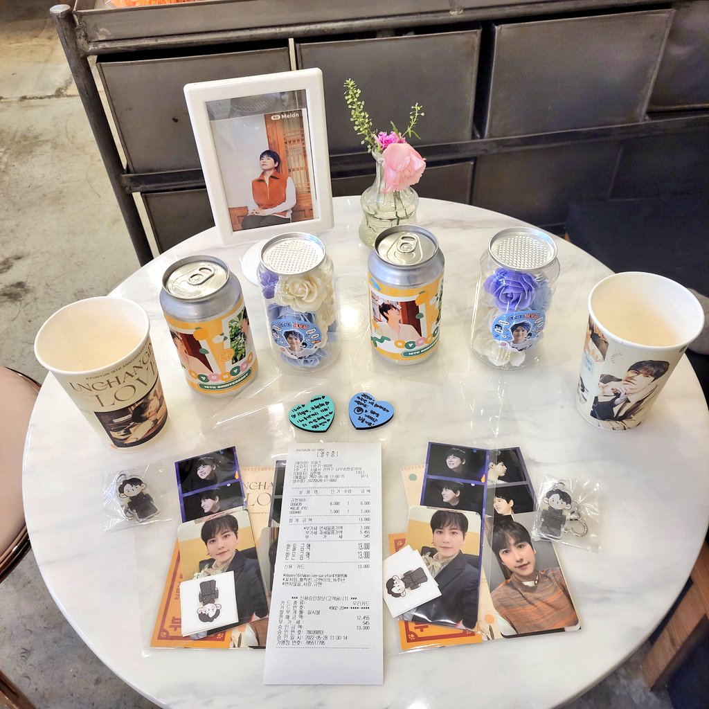 💐비올즈플라워카페💐

오전에 서둘러서 갔더니 감사하게도 선착 특전 키링을 받았어요!! 규빅 키링 너무나도 귀여운것..
그리고 카페 내부가 정말 너어무 예뻤어요ㅜㅜ
기본 특전도, 특히 규현이 포토카드가 너무 예뻐서 정말 행복했다구요..💖
#UNCHANGING_LOVE_KYU
#꽃처럼_활짝핀_규현이의_16주년