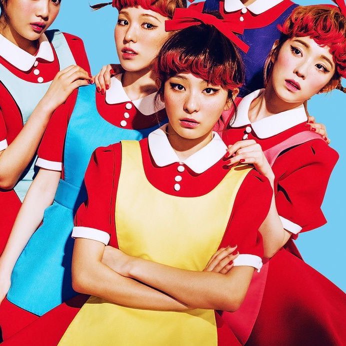 ตอนแรกนึกว่าพี่แทแต่งเป็นพี่กิตอนดัมๆอยู่คนเดียว ละพี่นาแรแต่งเปนน้องเค้กคนอื่น แต่สรุปพี่นาแรก็ใส่ผ้ากันเปื้อนเหลืองเหมือนกัน อมก หรือว่า??!??!?!