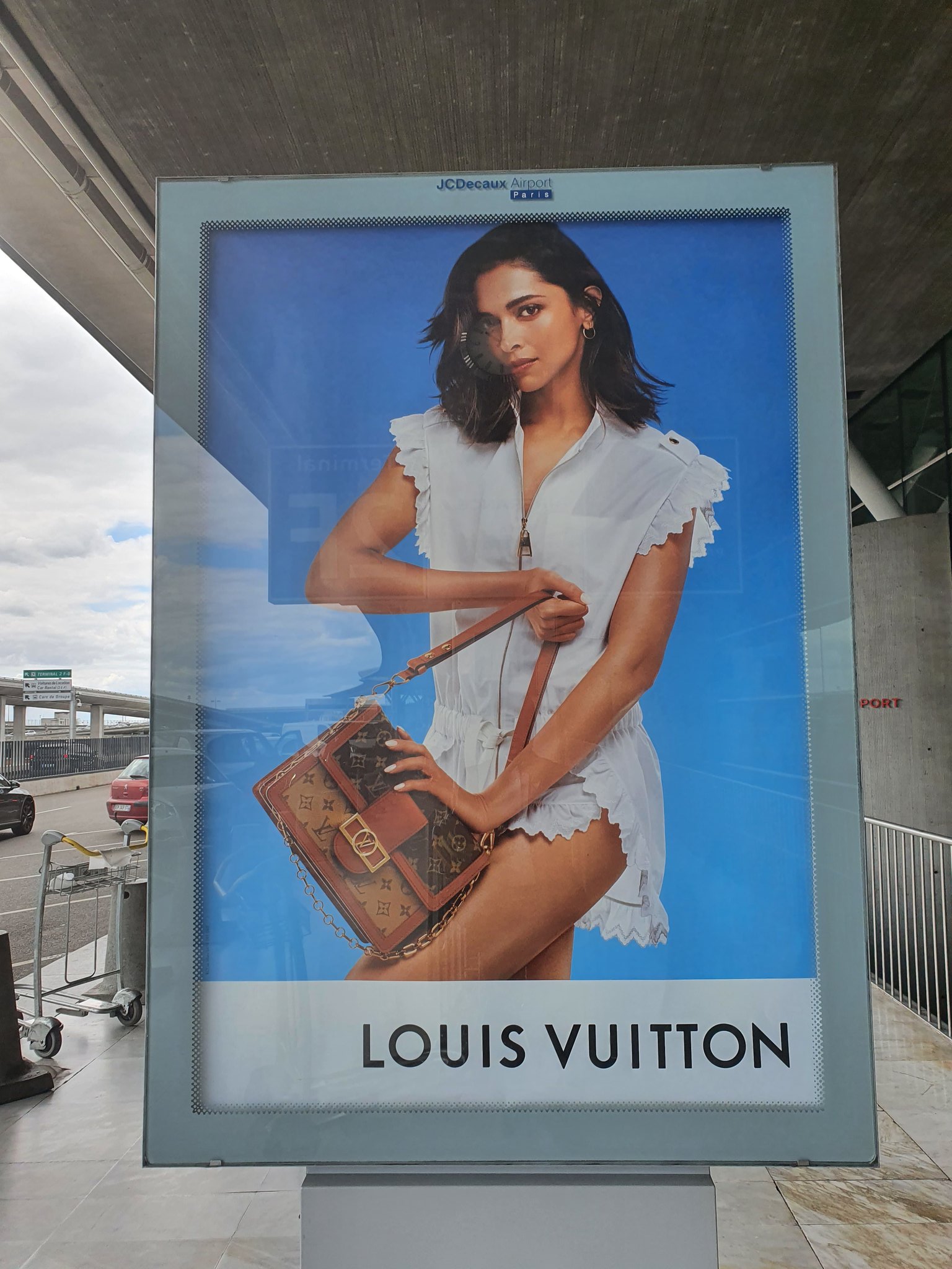 Iyan Amjad on X: Louis Vuitton's ad campaign with the one and only Deepika  Padukone at Terminal 2F. (Roissy Charles de Gaulle Airport)   / X