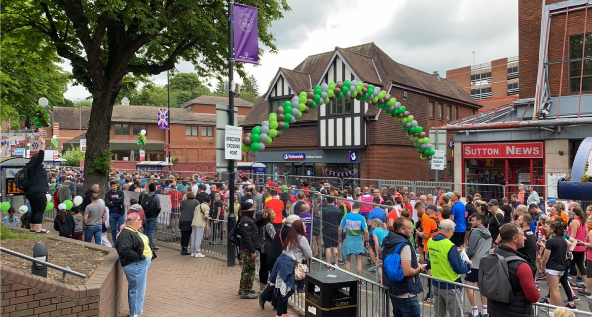 Sutton_WMP's tweet image. PCSO Duckers and PCSO Broll-Wills from the Sutton Newhall Neighbourhood Team have been around Sutton Town Centre this morning to support with the Sutton Fun Run. Great to see such a large turn out.  #suttonfunrun #highvisibilitypatrols