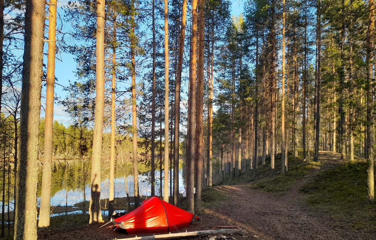 Olen nyt kuudetta päivää yksin teltan kanssa reissussa. Olen miettinyt paljon turvallisuutta ja sitä, mistä mulle tulee #turvallinenolo. #Turvallisuus taitaa tulla nyt mun sisältä. Luottamuksesta itseeni ja osaamiseen. Rohkeudesta yrittää, epäonnistua ja yrittää uudelleen.