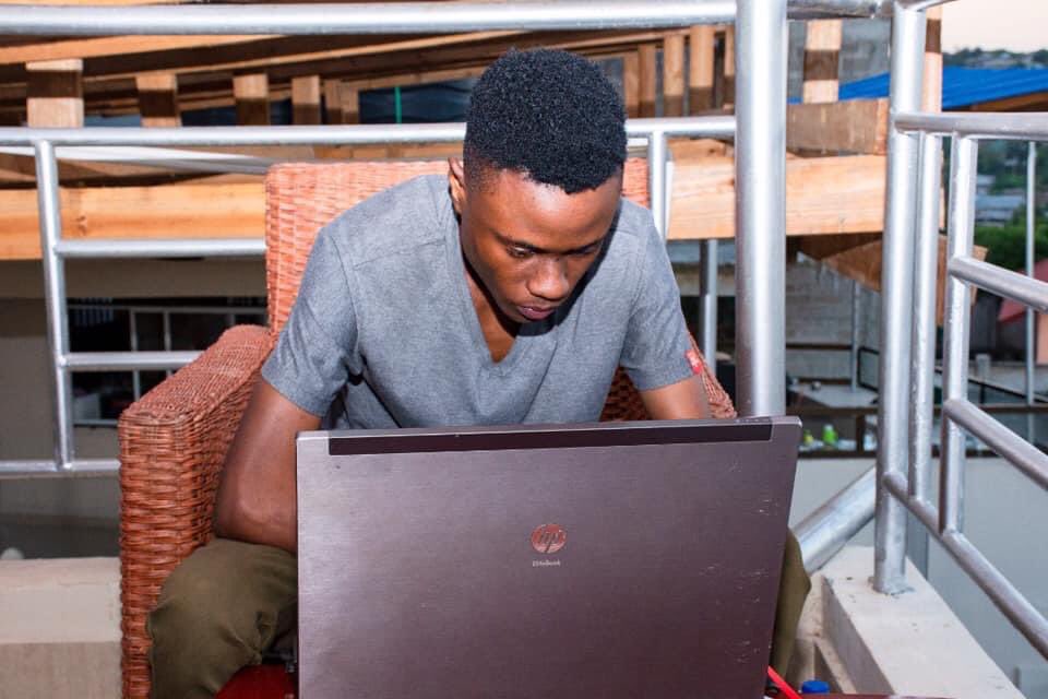 kendrickmsodok1's tweet photo. 💻 + @Photoshop = Platinum Designer
#LifeOfDesigner https://t.co/ePVFNlkSil