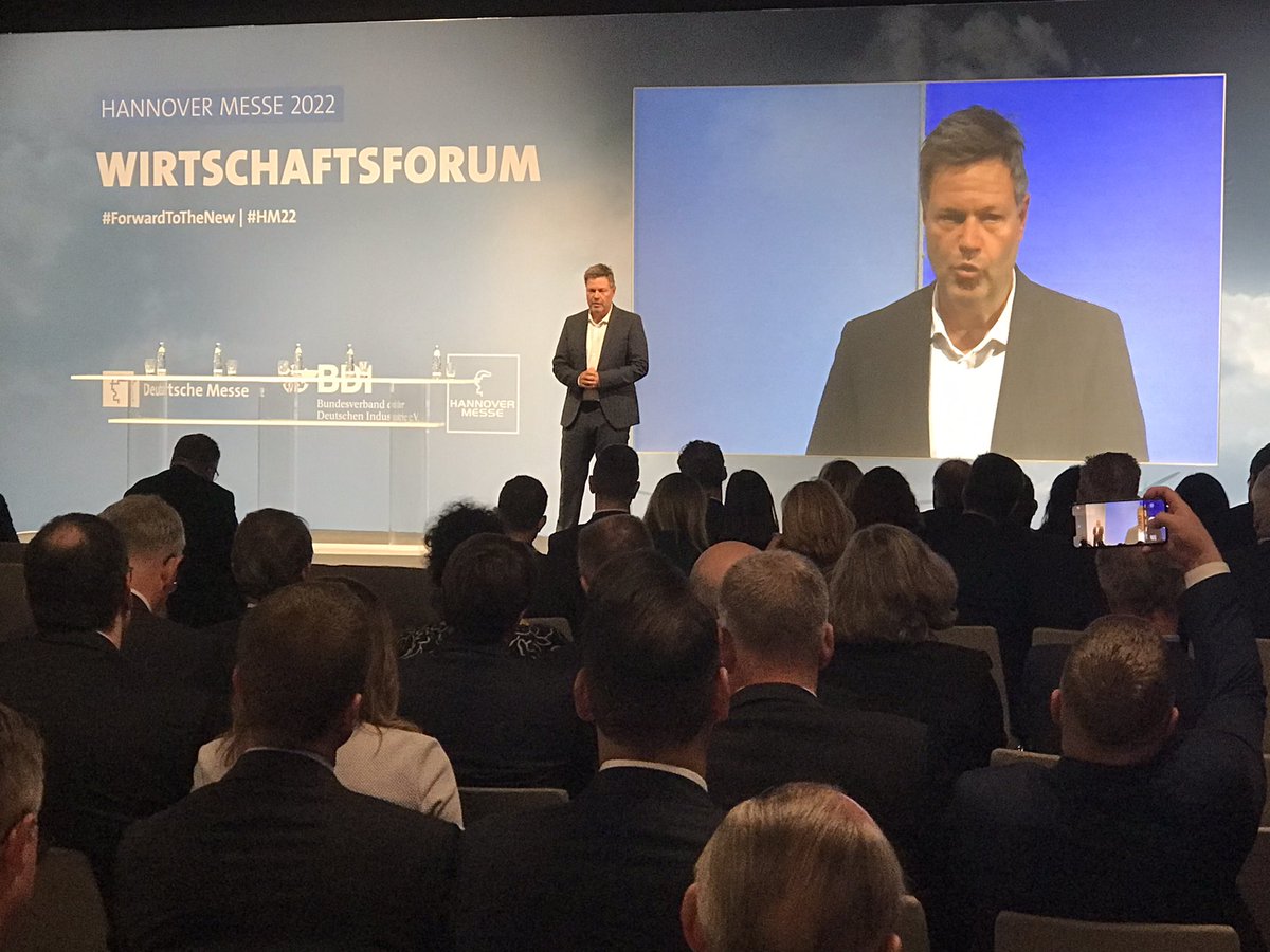 #HM22 Wo steht die deutsche #Wirtschaft ? Gute Frage. Der Wirtschaftsminister steht &amp; spricht jedenfalls frei. Kräftiger Applaus für #Habeck beim #Wirtschaftsforum des <a href="/Der_BDI/">BDI</a> und <a href="/deutschemesse/">Deutsche Messe</a> <a href="/hannover_messe/">HANNOVER MESSE</a> @BMWK live auf BDI.eu