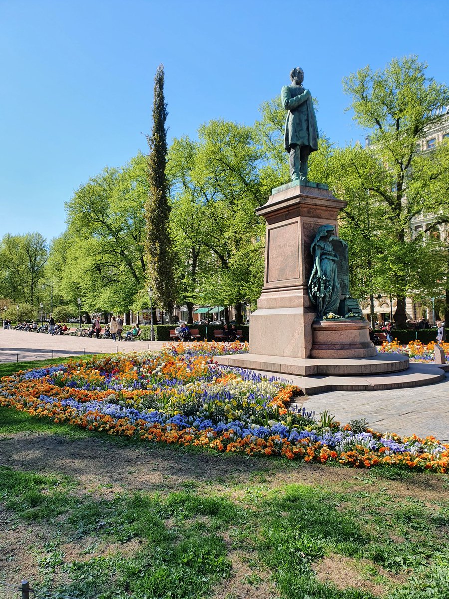 Glorii's tweet photo. What a beautiful day, with the hesfy scent of the glorious flowers. #helsinki https://t.co/rSrOfsLoZ8