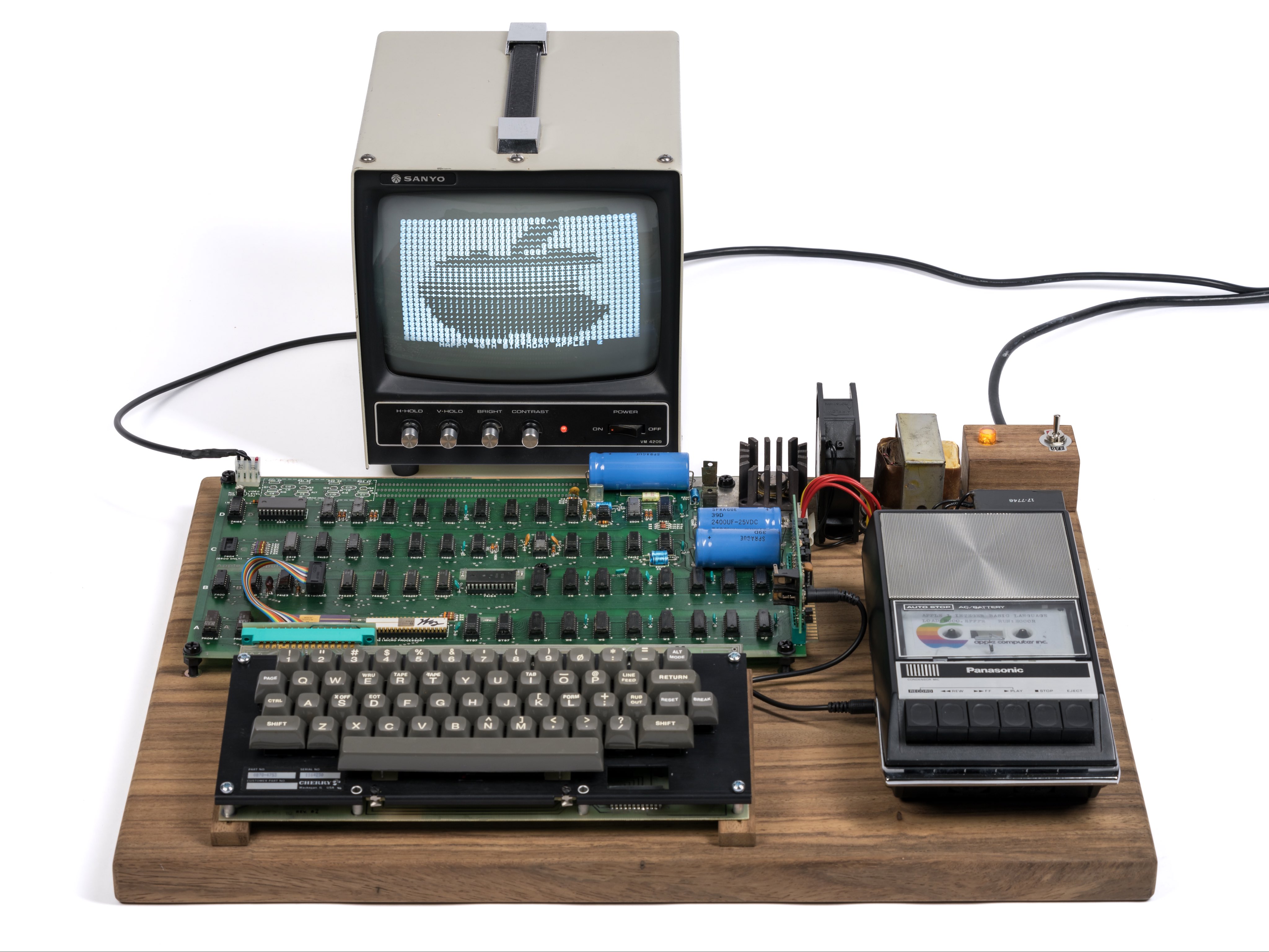 onaangenaam Continentaal Verzamelen The AAPL Collection on Twitter: "Don't miss this chance to own a piece of   history! One of our historic 1976 Apple-1 computers will be auctioned on  @eBay beginning on June 2nd,