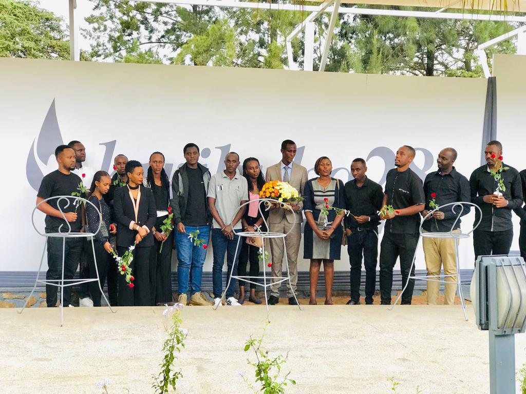 InyundoF's tweet photo. Kunshuro #Kwibuka28  umuryango w'inyundo wibutse  jenoside yakorewe abatutsi mu Rwanda. Aho bunamiwe ibihumbi birenga 250,000 byabatutsi bashyinguye Ku rwibutso rwa Kigali I Gisozi. @GAERGRwanda https://t.co/hO4Rmaz1TD