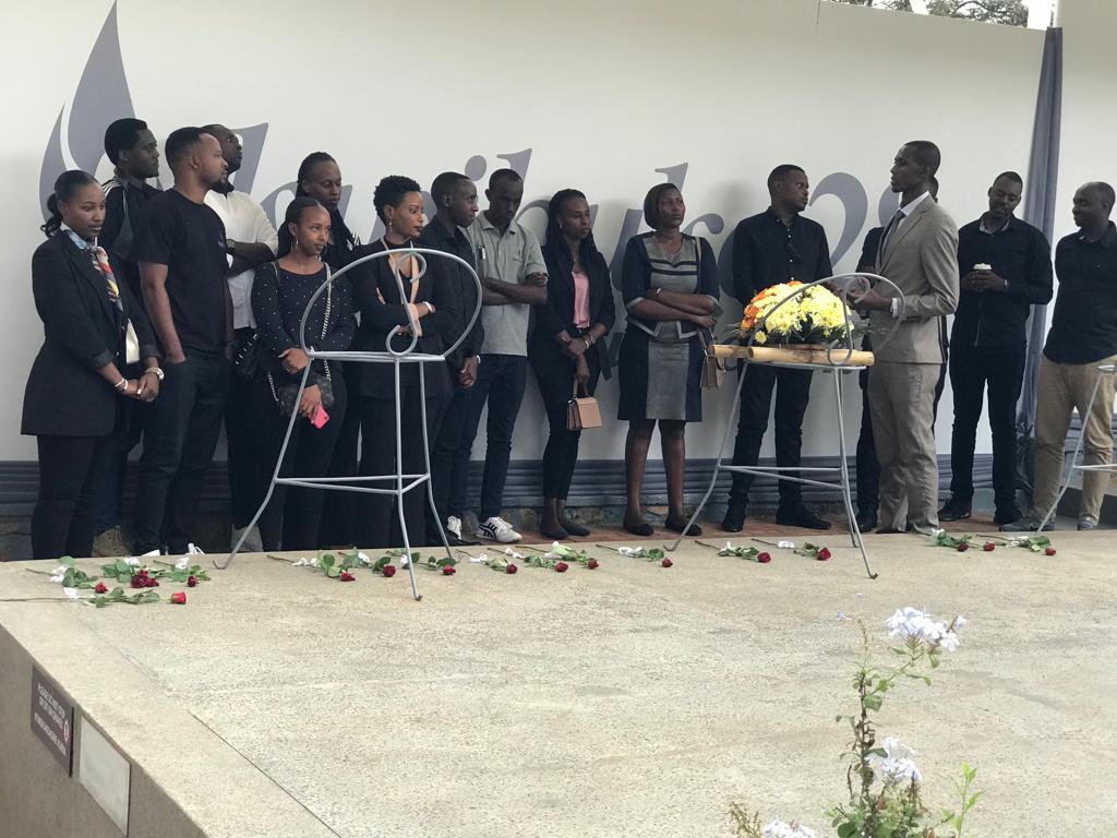 InyundoF's tweet photo. Kunshuro #Kwibuka28  umuryango w'inyundo wibutse  jenoside yakorewe abatutsi mu Rwanda. Aho bunamiwe ibihumbi birenga 250,000 byabatutsi bashyinguye Ku rwibutso rwa Kigali I Gisozi. @GAERGRwanda https://t.co/hO4Rmaz1TD