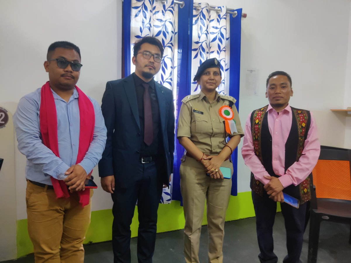 LunnLhouvum's tweet photo. Smt @AmritaTweets01, IPS, SP Kangpokpi also visit Red Oak Reading Room, Motbung and interact with the managing staff.

I personally would like to thank the hardworking and dedicated SP madam for her valuable time and motivation speech.

#EducationFirst
#Kpi https://t.co/1oJQBxcBn5
