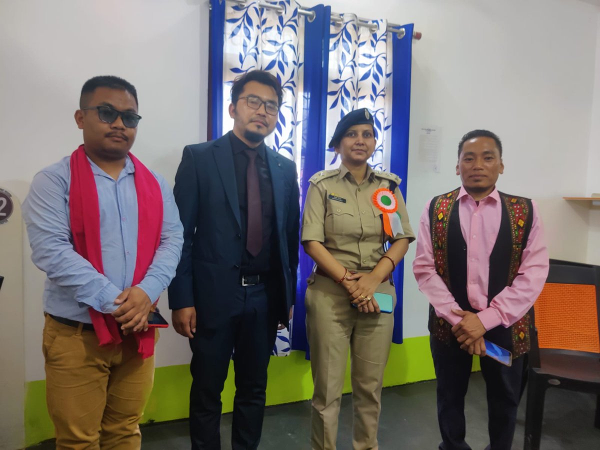 LunnLhouvum's tweet photo. Smt @AmritaTweets01, IPS, SP Kangpokpi also visit Red Oak Reading Room, Motbung and interact with the managing staff.

I personally would like to thank the hardworking and dedicated SP madam for her valuable time and motivation speech.

#EducationFirst
#Kpi https://t.co/1oJQBxcBn5