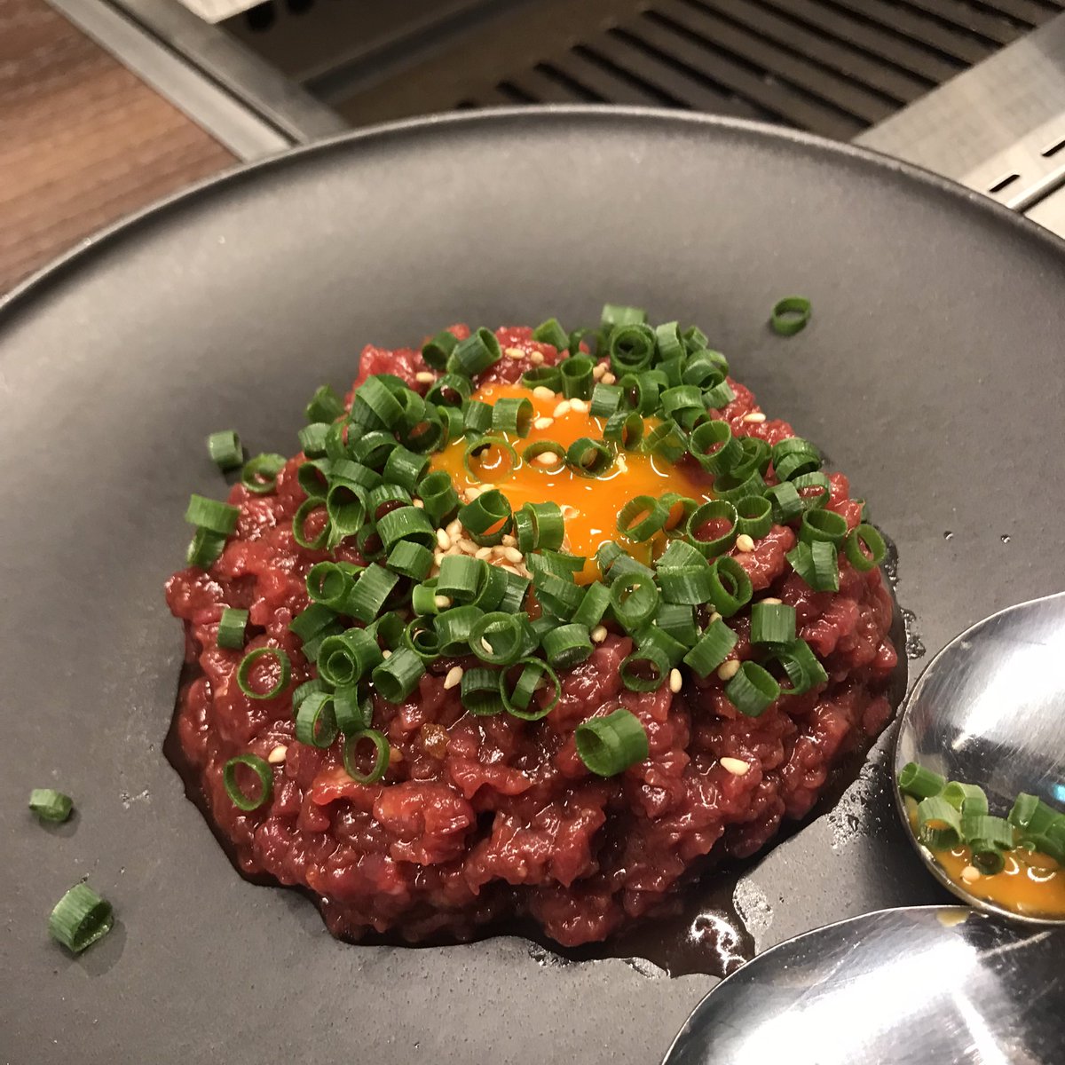 _madonosoto's tweet photo. 姉貴においしい肉を食べさしてもらいました 店員さんが焼いてくれるタイプの https://t.co/jQcHyuM6HF