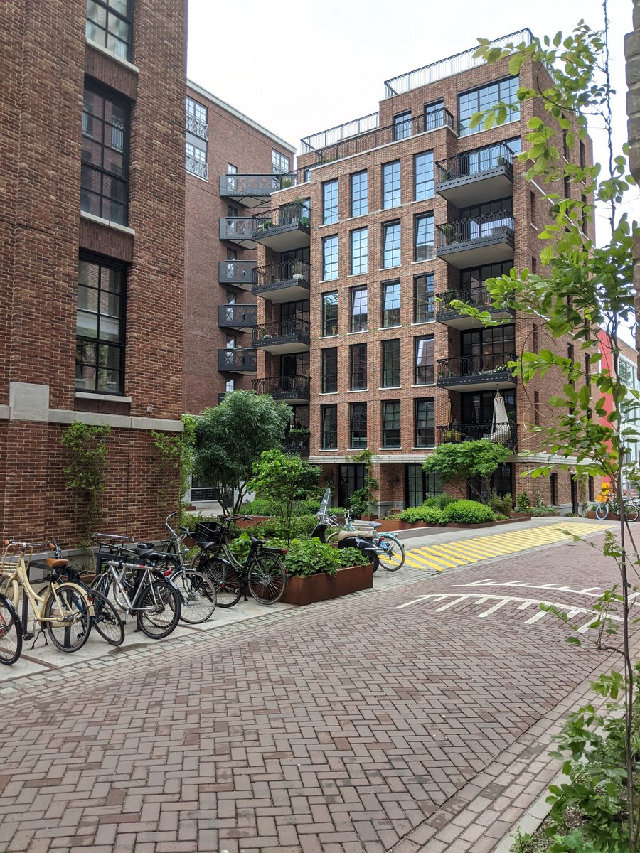 RvanDuuren's tweet photo. Toen ik toch in #Rotterdam was ook maar eens gekeken hoe de nieuwe wijk #LittleC eruit ziet. Is best wel een leuke interessante wijk geworden zo. https://t.co/sNv2uCgNUp