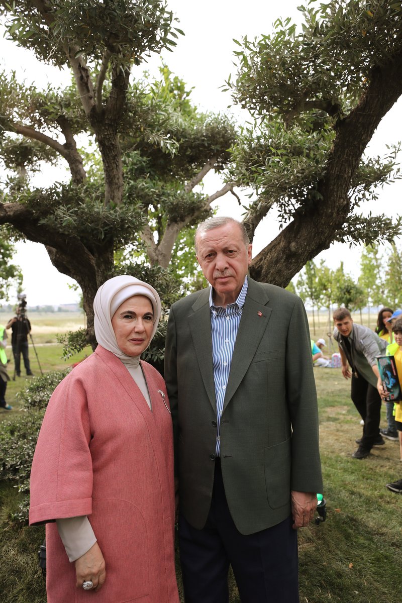 Toprakla buluşacak, 1453’e atıfta bulunacak 145 bin 300 ağacın ilki…🌲 #85MilyonunBahçesi