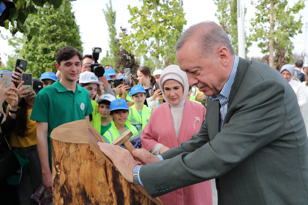 RTErdogan's tweet photo. Toprakla buluşacak, 1453’e atıfta bulunacak 145 bin 300 ağacın ilki…🌲 #85MilyonunBahçesi https://t.co/sKlnUzNnnw