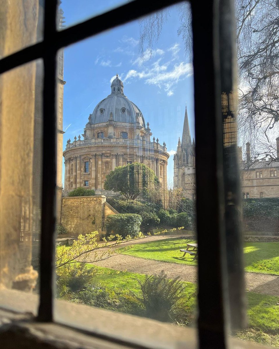 Looking out from the Divinity School 😍

📷 Instagram | Your.LocalTourist