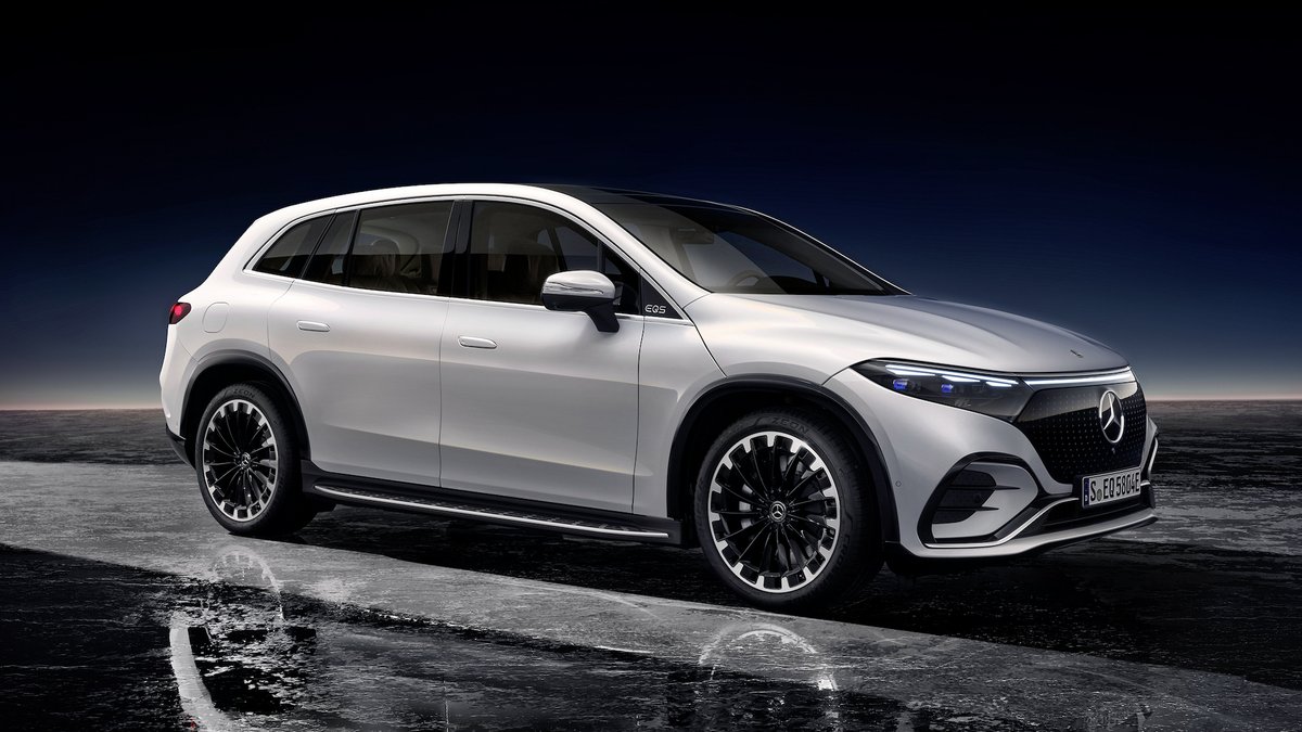 MercedesBenz's tweet photo. Our all-electric #EQSSUV is driven by digital innovation and state-of-the-art technology.
Want to discover the future of in-car entertainment and connectivity? Head over to Mercedes me media: https://t.co/l9GgVFHJhs
#MercedesBenz #LeadInElectric #FutureMobility https://t.co/rpAj6D13YD