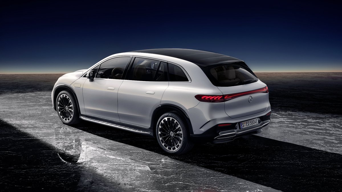 MercedesBenz's tweet photo. Our all-electric #EQSSUV is driven by digital innovation and state-of-the-art technology.
Want to discover the future of in-car entertainment and connectivity? Head over to Mercedes me media: https://t.co/l9GgVFHJhs
#MercedesBenz #LeadInElectric #FutureMobility https://t.co/rpAj6D13YD