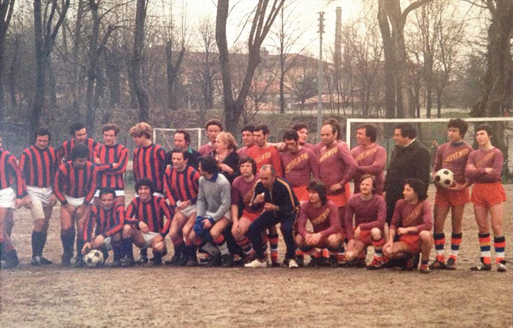 1975. Παζολίνι &amp; Μπερτολούτσι δίνουν ραντεβού για ένα ματς μεταξύ των συνεργείων τους. Ο Μπερτολούτσι φέρνει μαζί δυο 15χρονους από τις ακαδημίες της Πάρμα, τους παρουσιάζει ως εργάτες και κερδίζει 5-2. Φέτος έγινε γνωστό πως το όνομα του ενός μικρού ήταν Κάρλο.

Κάρλο Αντσελότι.