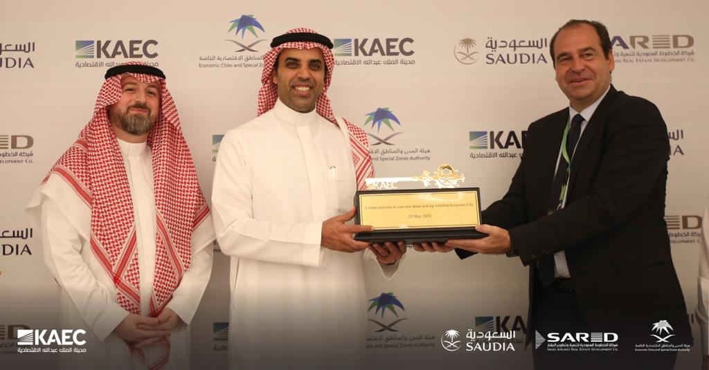 kaec_sa's tweet photo. We are pleased that @Saudi_Airlines has chosen #KAEC as the new home its digital transformation-related divisions. In an agreement signed today between Eng. Khalid Radwan CEO @SVsared and Mr. Kamal Alborno Head of Commmercial Business Development Emaar the Economic City https://t.co/GuEuc0IpvA