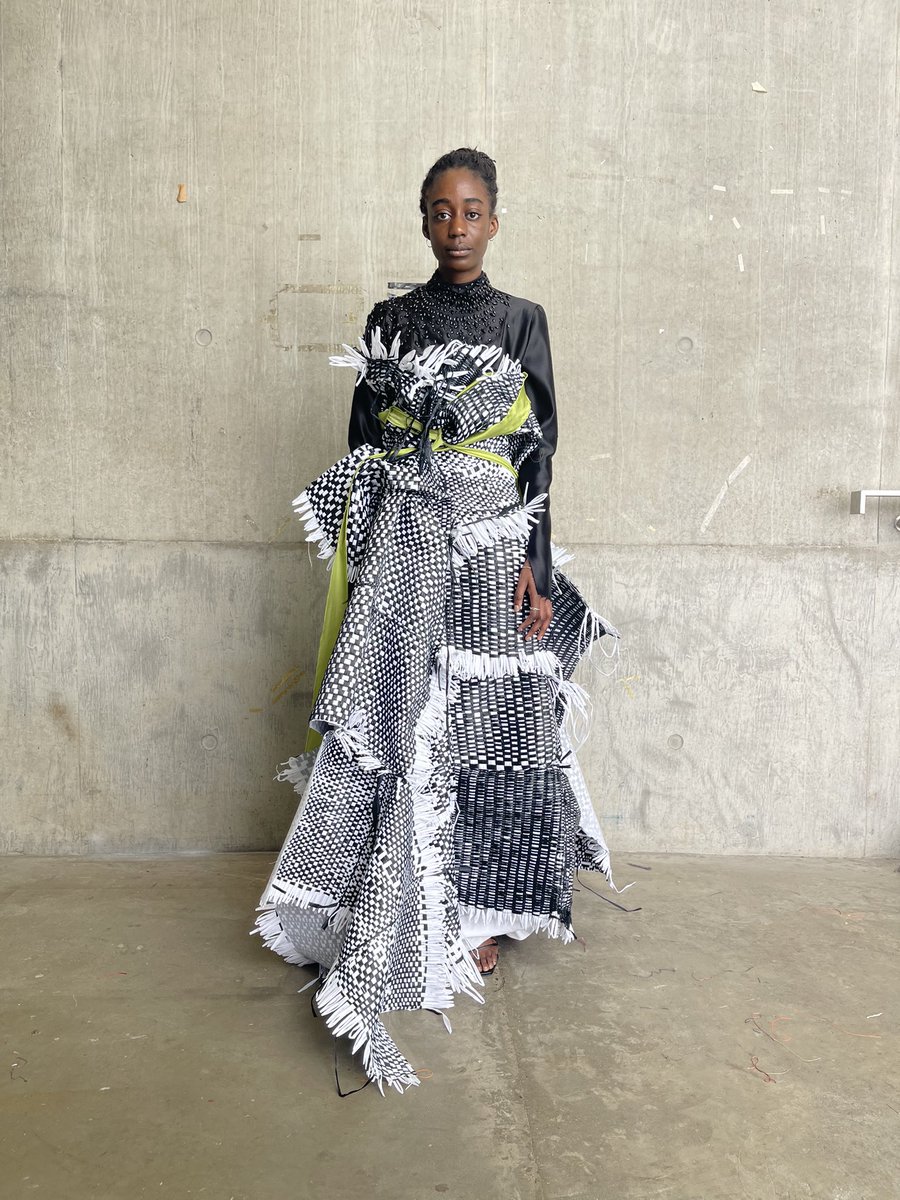 j_ewusie's tweet photo. Graduate Collection, Look 5 shown at the BA Central Saint Martins fashion show on 24.05.22. https://t.co/GgPOcCyieG