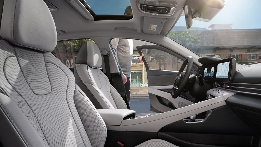 HyundaiOP's tweet photo. Low, wide and ample, #Hyundai #Elantra surrounds its driver with an impressive cockpit, for a solid feeling of confidence and capability. https://t.co/uFqcEz0ByY https://t.co/ySJS7j8zQK