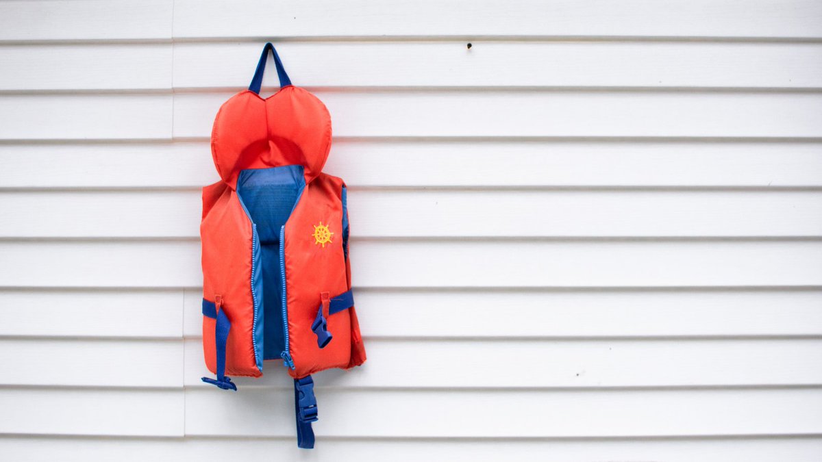OttawaPolice's tweet photo. Life jackets save lives. Wear them and ensure children have them on even if just playing near water. Weak and experienced swimmers should wear a life jacket to eliminate unnecessary risks from enjoying the great outdoors. https://t.co/j2er9RhAr7