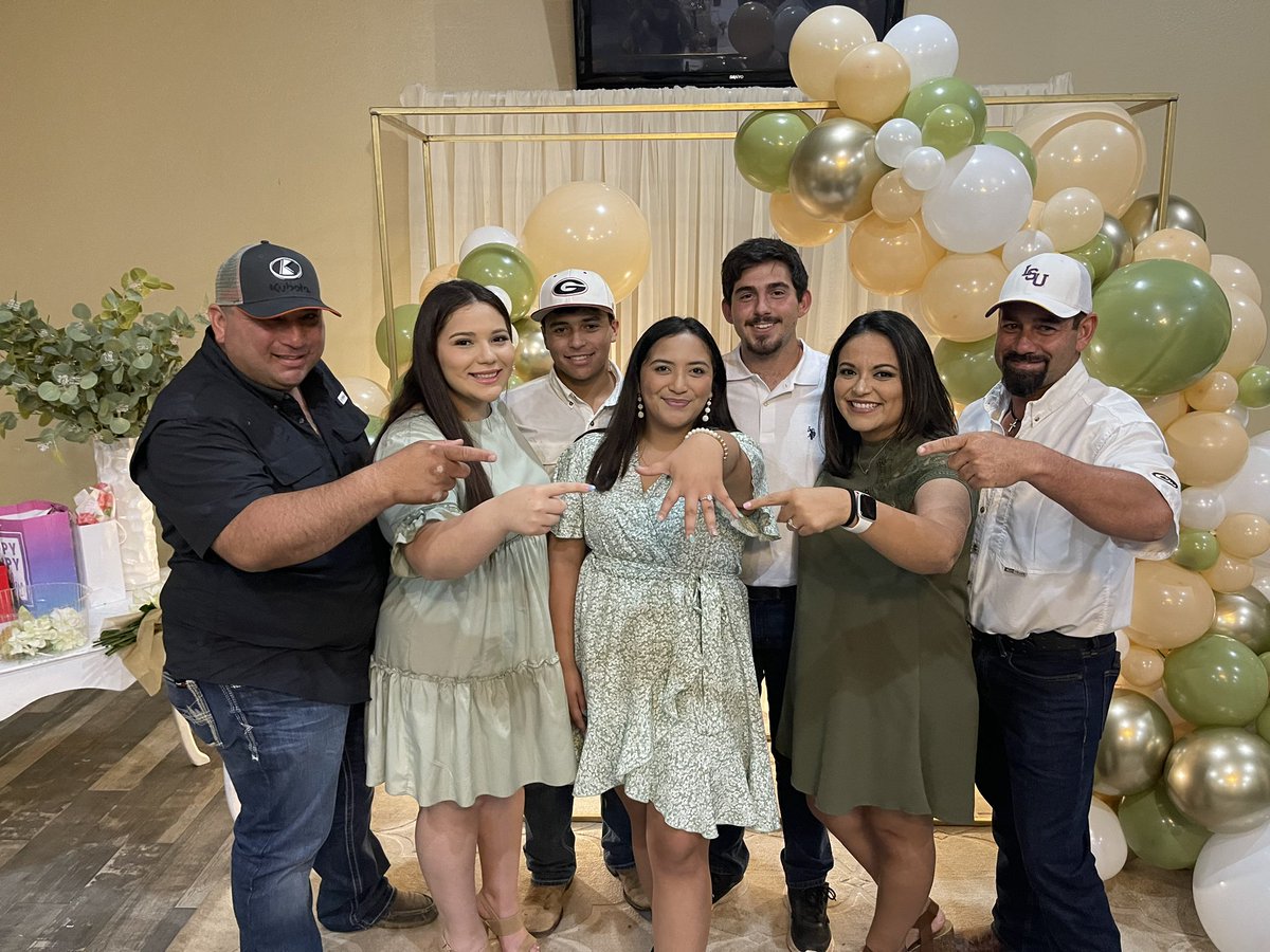 katmontes18's tweet photo. I’m engaged BITCHESSS 💍 https://t.co/9v0O5seMfr