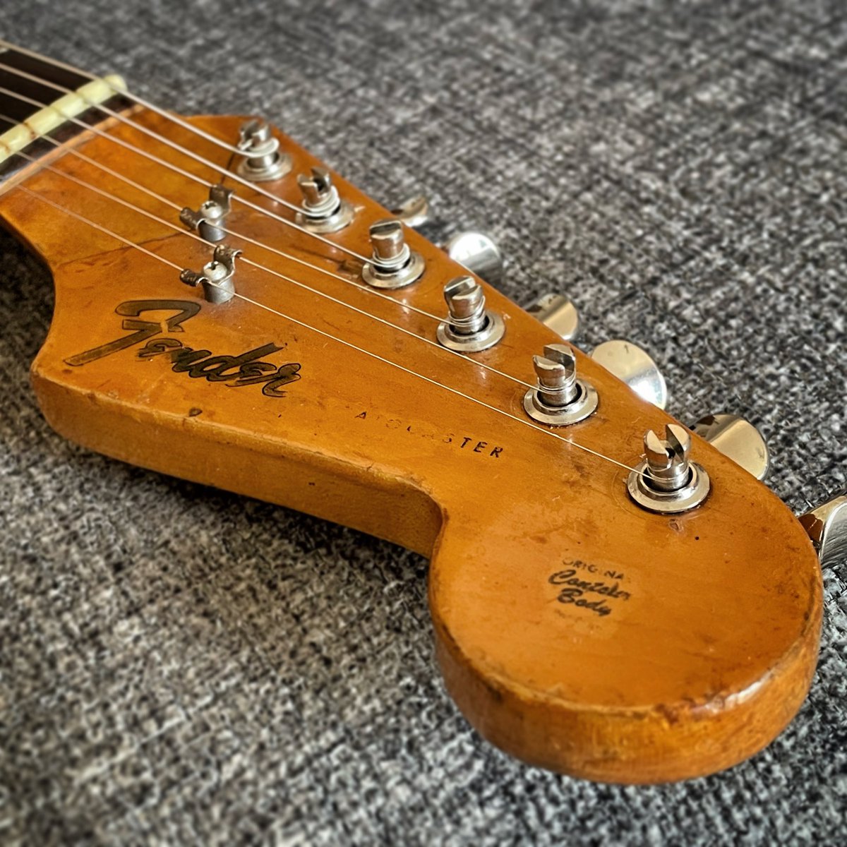 turPHONOS's tweet image. Avui vespre no hi hi ha bolo, idò capvespre d&apos;estudiar un poquet.

#fender #stratocaster #vintage
