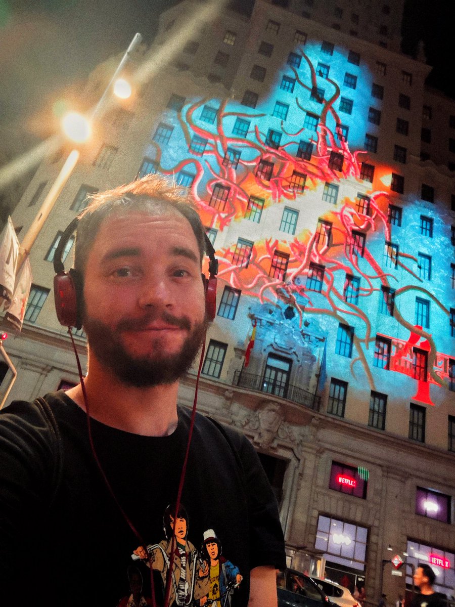 untalisrael's tweet photo. Como me gusta cuando hacen estas cosas... Madrid al borde del UPSIDE DOWN ✨ #StrangerThings #STRANGERTHINGS4 #StrangerThingsSeason4 #StrangerThingsEs #Netflix #Madrid https://t.co/KHx1jbUPCD