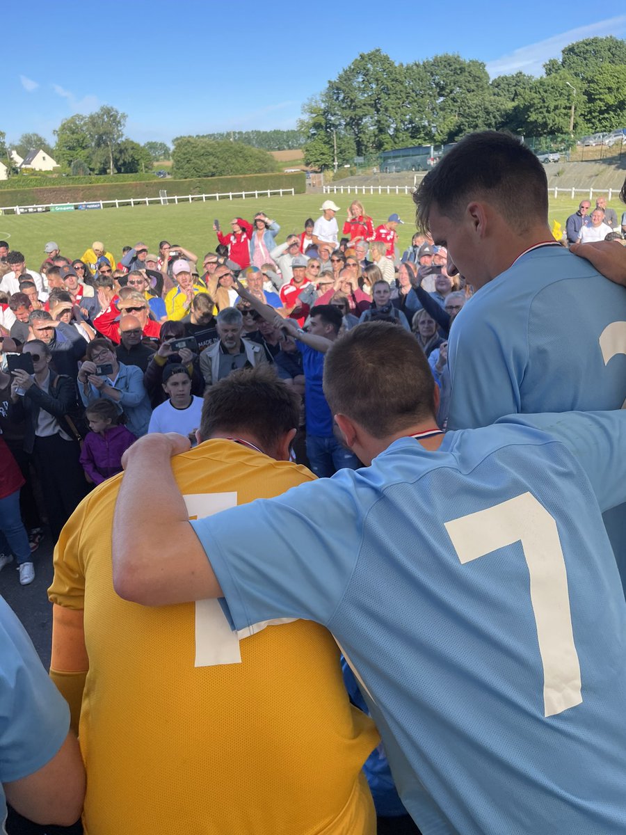 PERRAULT_QUERO's tweet photo. Trophee du Morbihan  ⚽️ énorme public cet après midi à Saint Thuriau mais cela n’a pas suffit aux bleus de Saint Thuriau .
Un bon moment pour notre  binôme en compagnie du Maire de Saint Thuriau Michel Pourchasse. 
Et félicitations à l’équipe de Peaule pour cette victoire ✌🏼 https://t.co/KWReeBu6jq